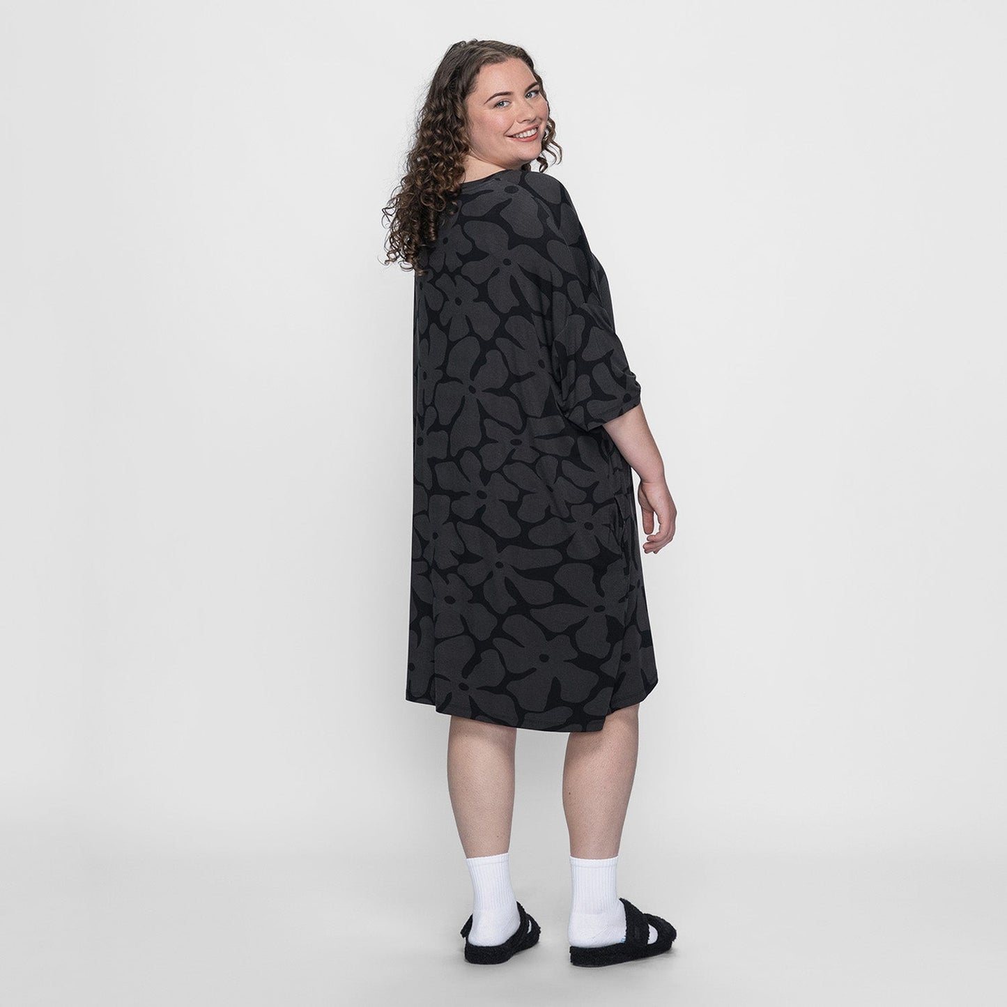 size: Finty is 5′7″ wearing a size OSFM