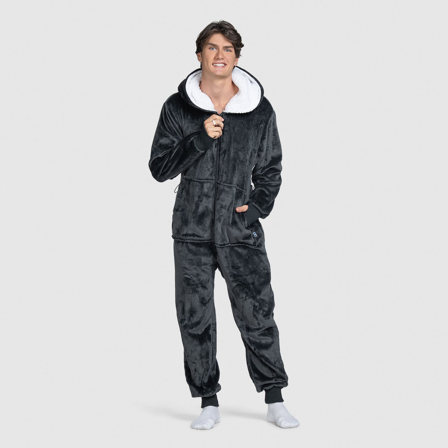 size: Finn is 183cm wearing a size L/XL