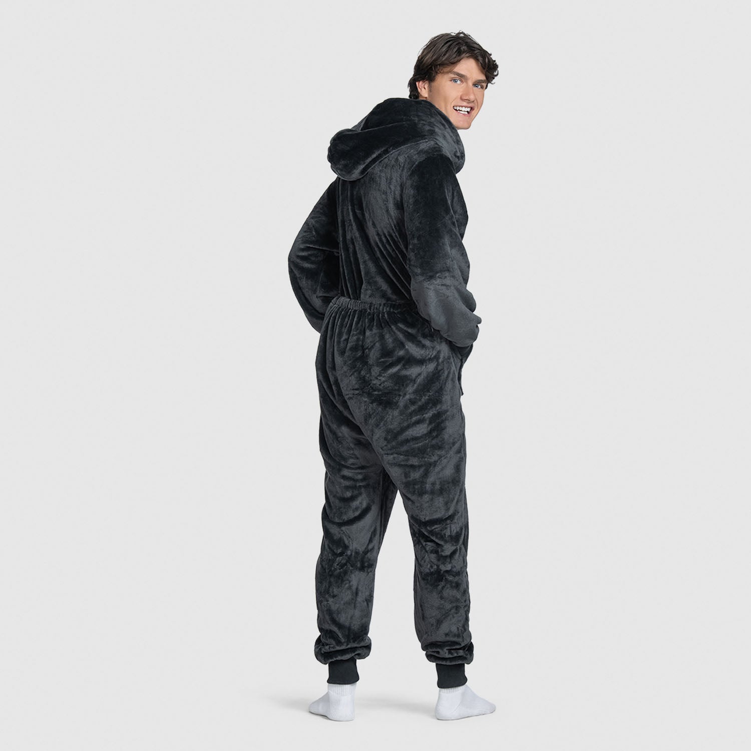 size: Finn is 183cm wearing a size L/XL