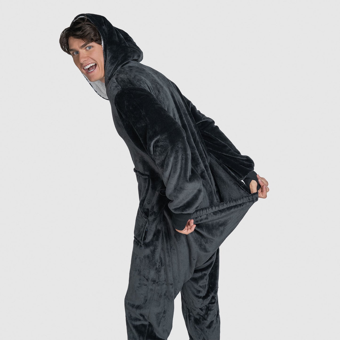 size: Finn is 183cm wearing a size L/XL