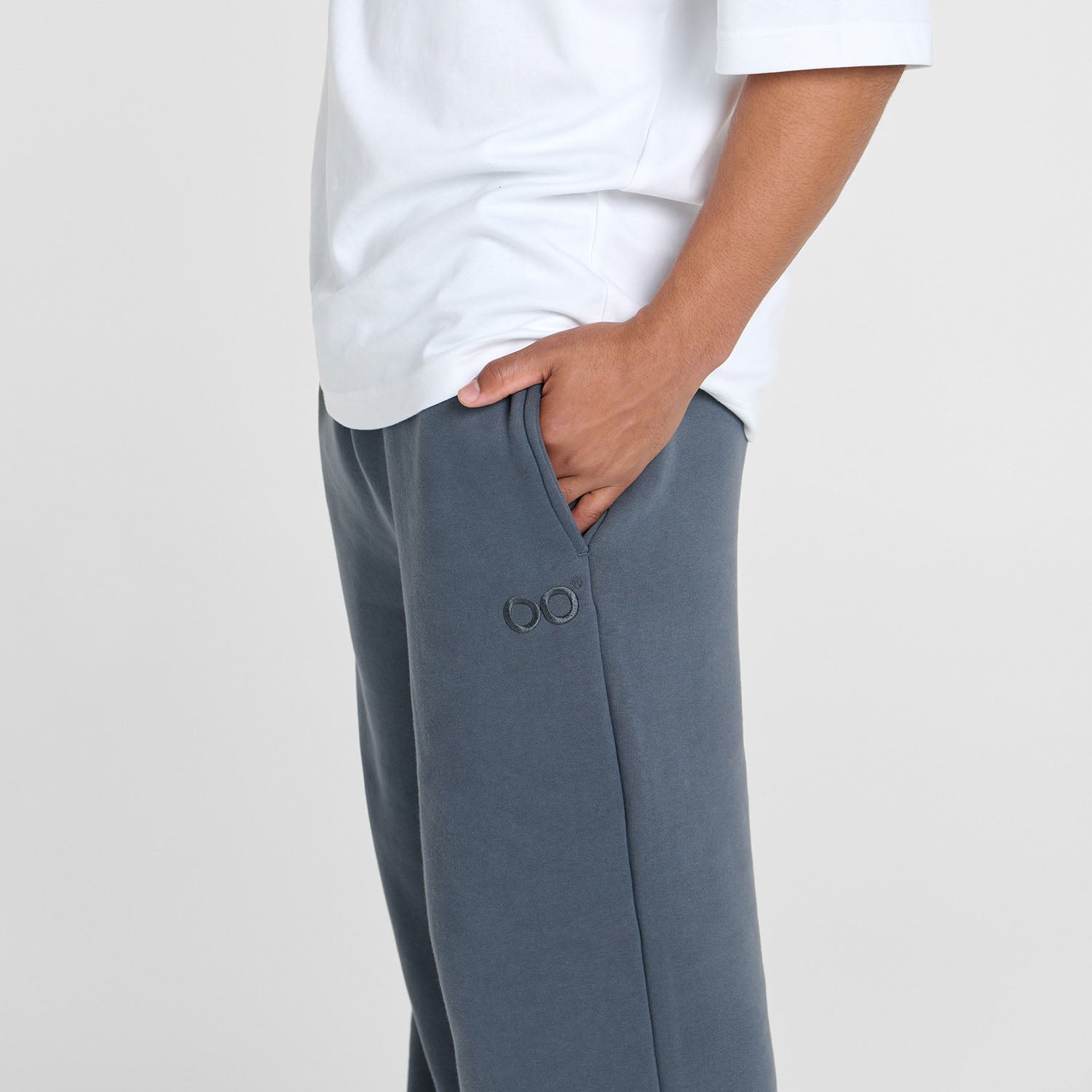 Tayleb is 182cm wearing a size L/XL