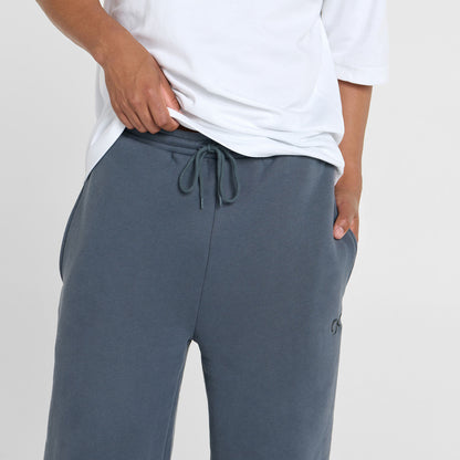 Tayleb is 182cm wearing a size L/XL
