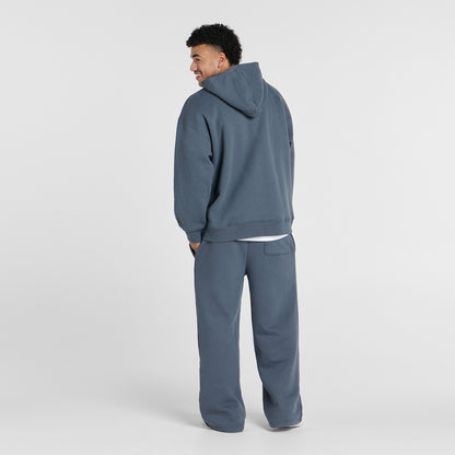 Tayleb is 182cm wearing a size L/XL
