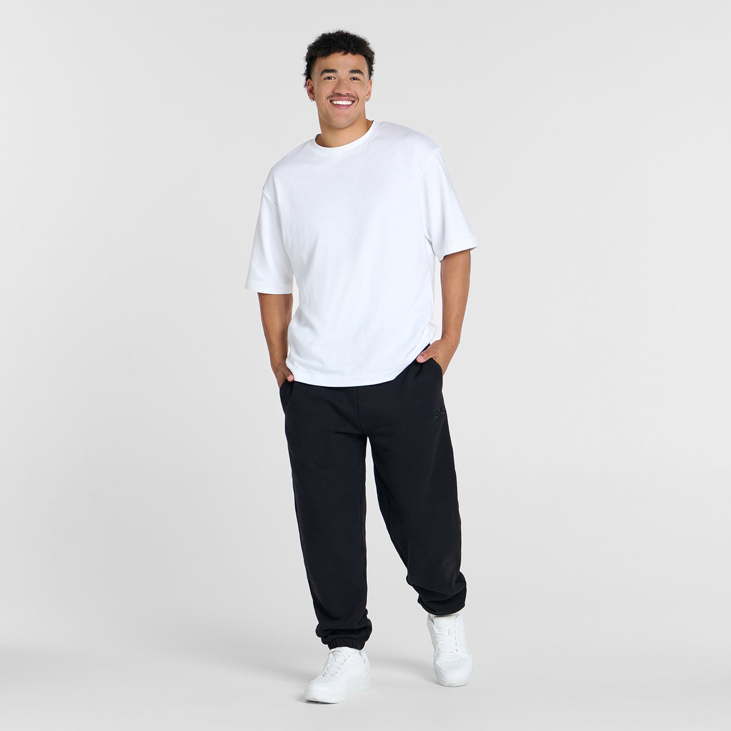 Tayleb is 182cm wearing a size L/XL