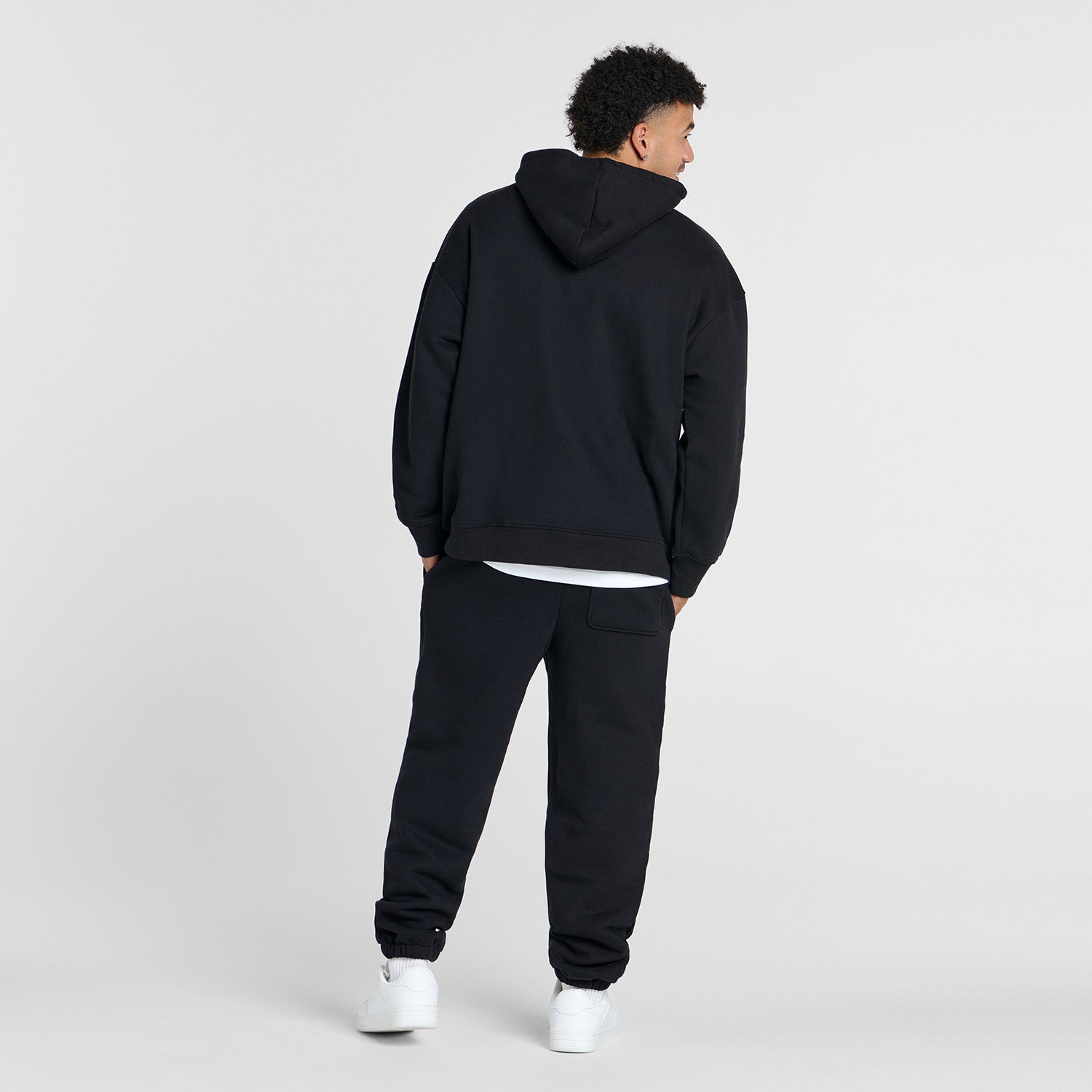 Tayleb is 182cm wearing a size L/XL