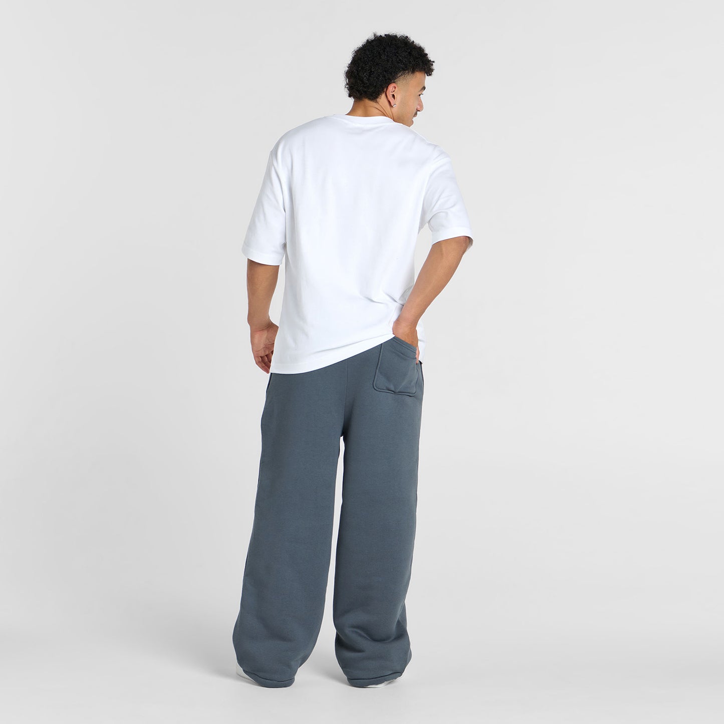 Tayleb is 182cm wearing a size L/XL