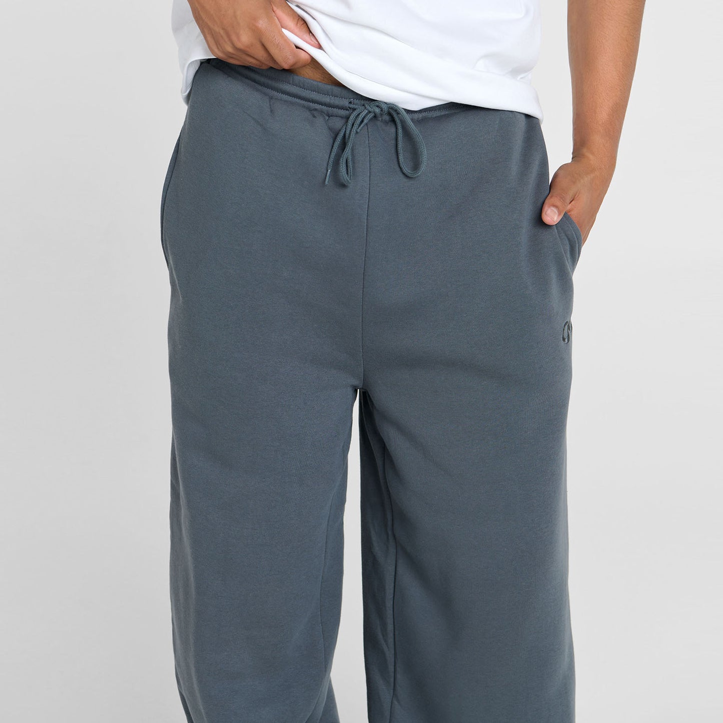 Tayleb is 182cm wearing a size L/XL