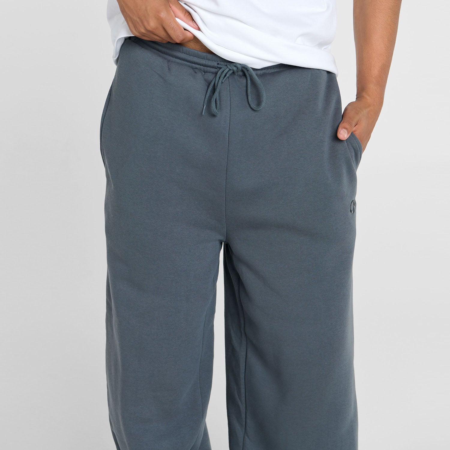 Tayleb is 182cm wearing a size L/XL