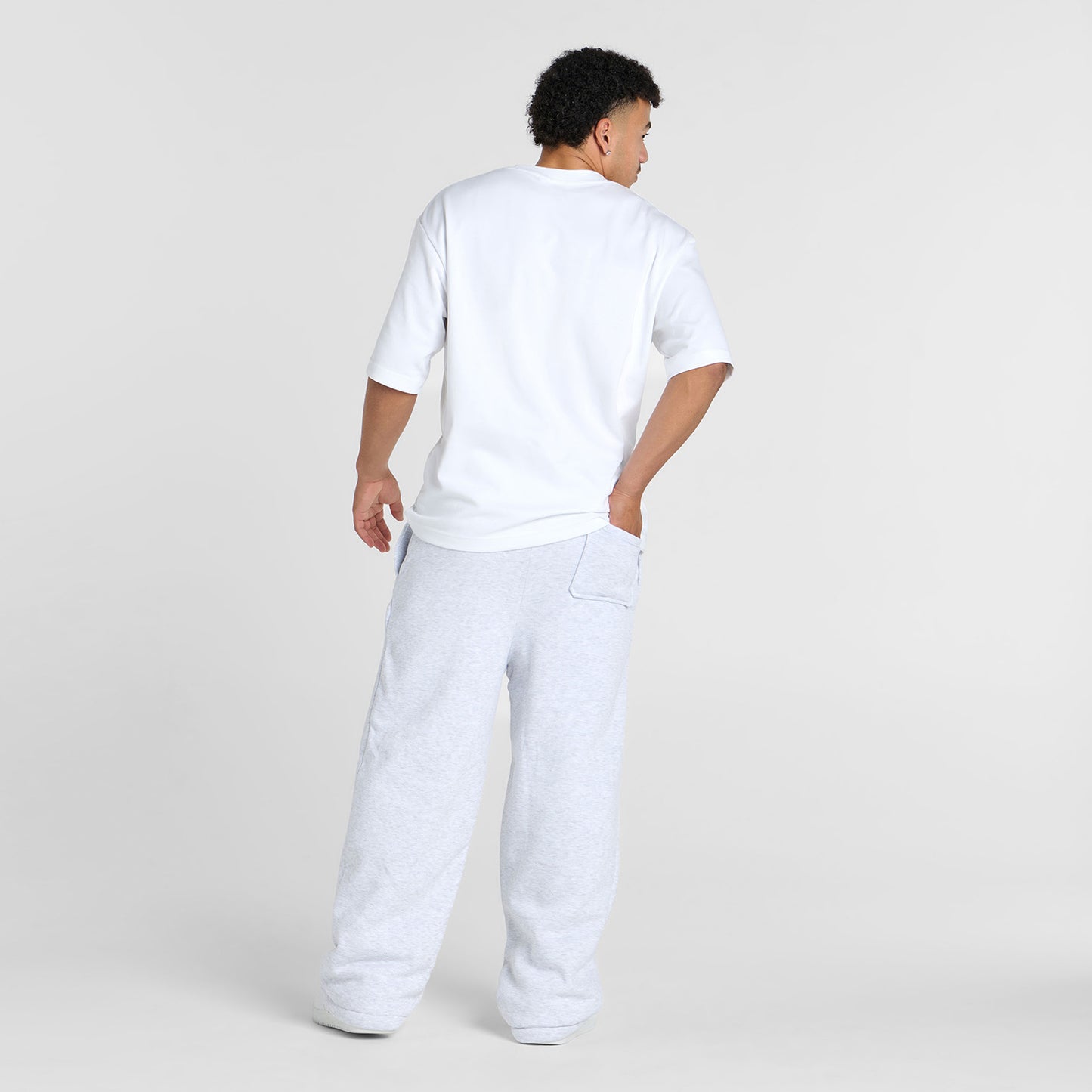 Tayleb is 182cm wearing a size L/XL