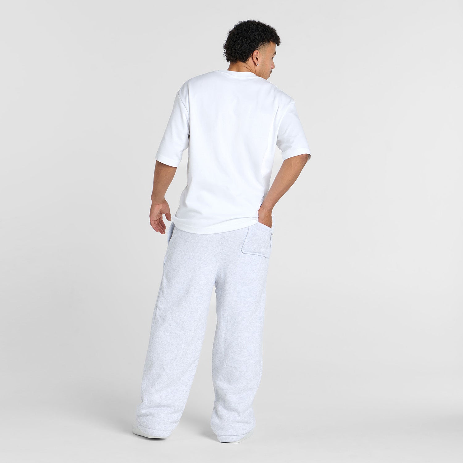 Tayleb is 182cm wearing a size L/XL