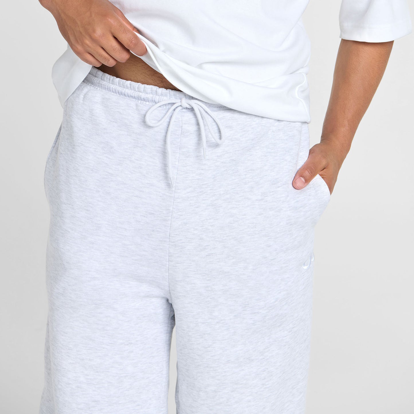 Tayleb is 182cm wearing a size L/XL