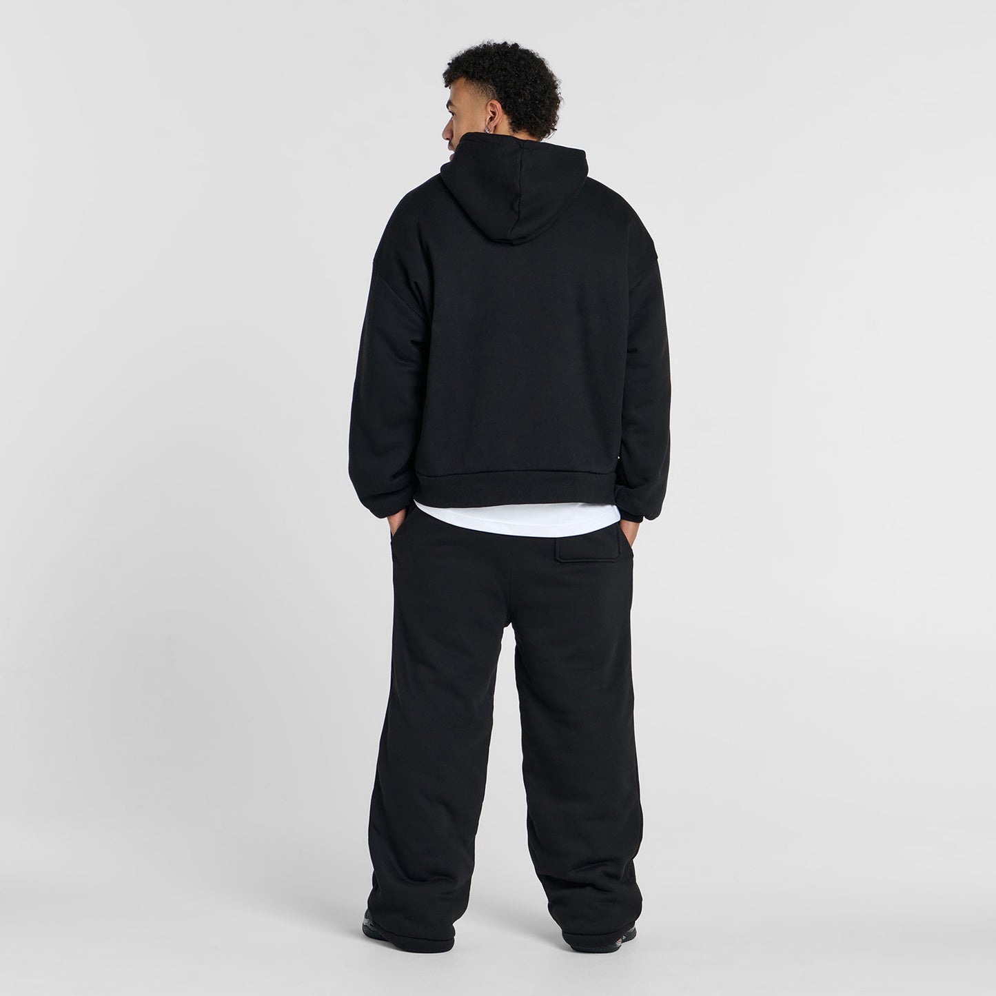 Tayleb is 182cm wearing a size L/XL