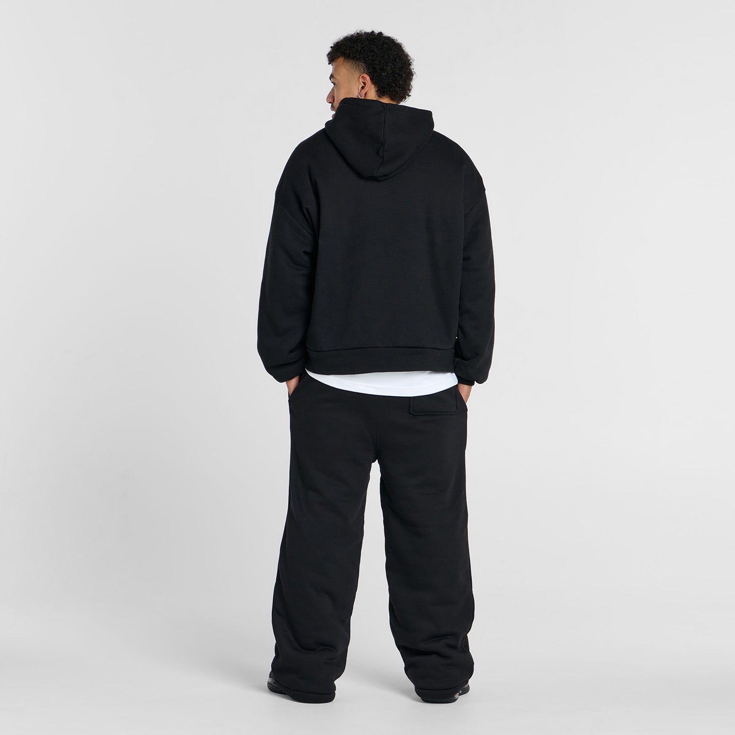 Tayleb is 182cm wearing a size L/XL
