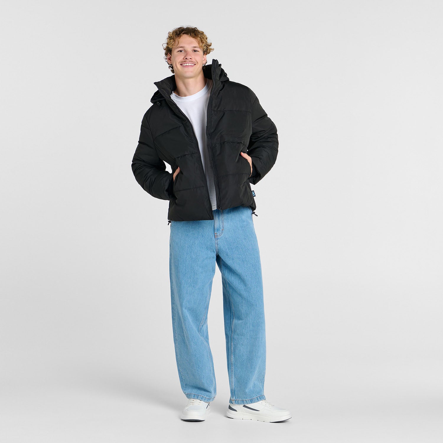 size: Archie is 183cm wearing a size S/M