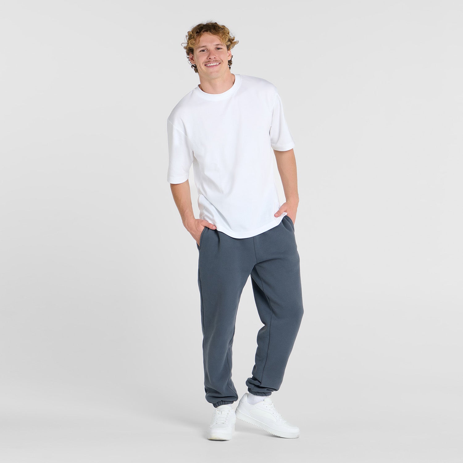 Archie is 183cm wearing a size L/XL