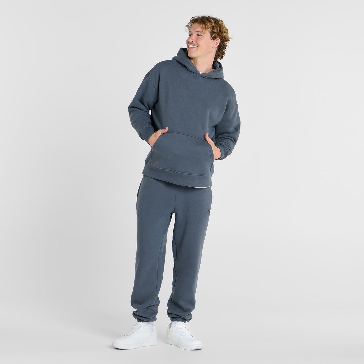 Archie is 183cm wearing a size L/XL