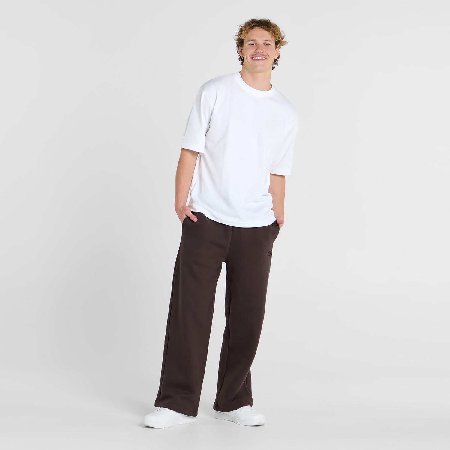 Archie is 183cm wearing a size L/XL