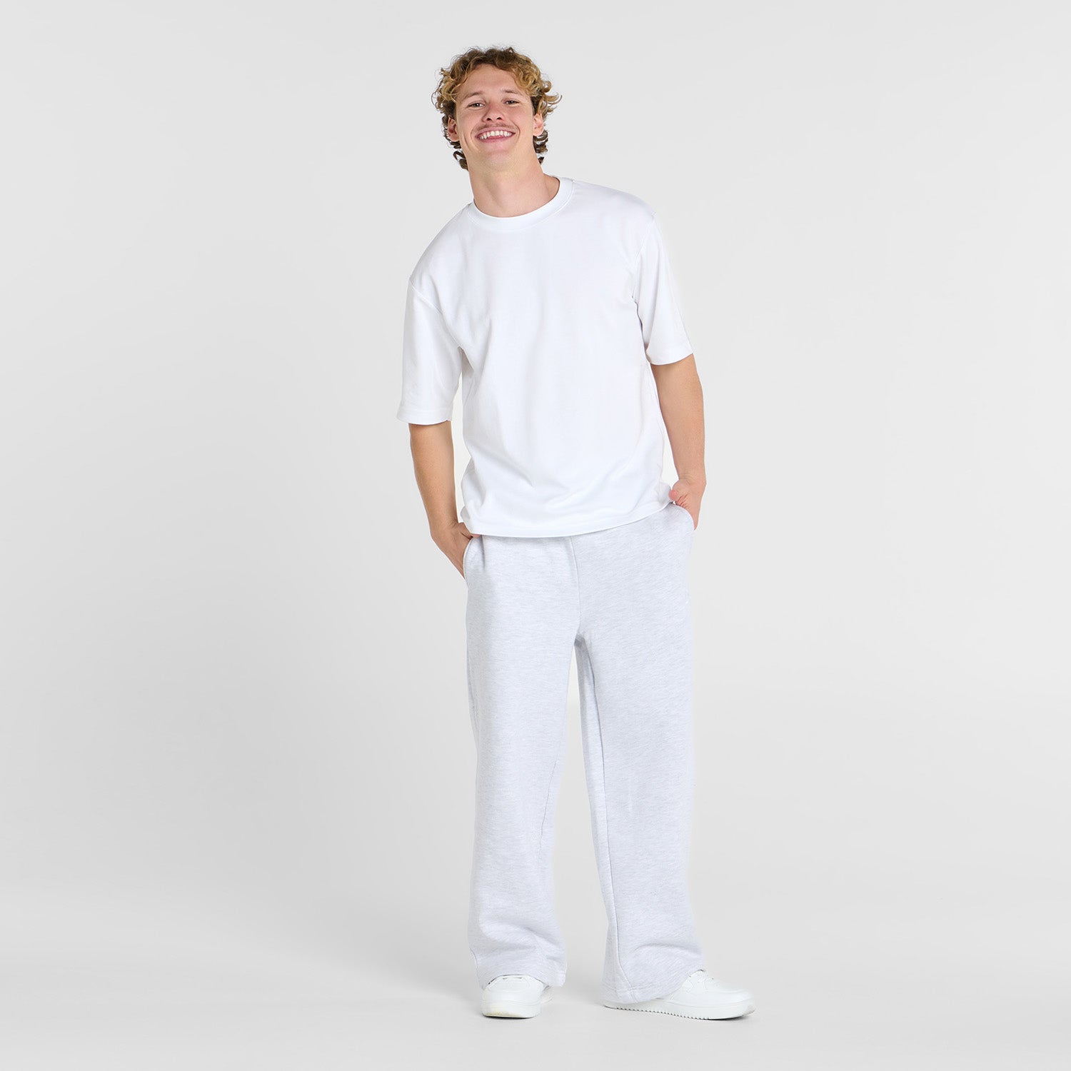 Archie is 183cm wearing a size L/XL