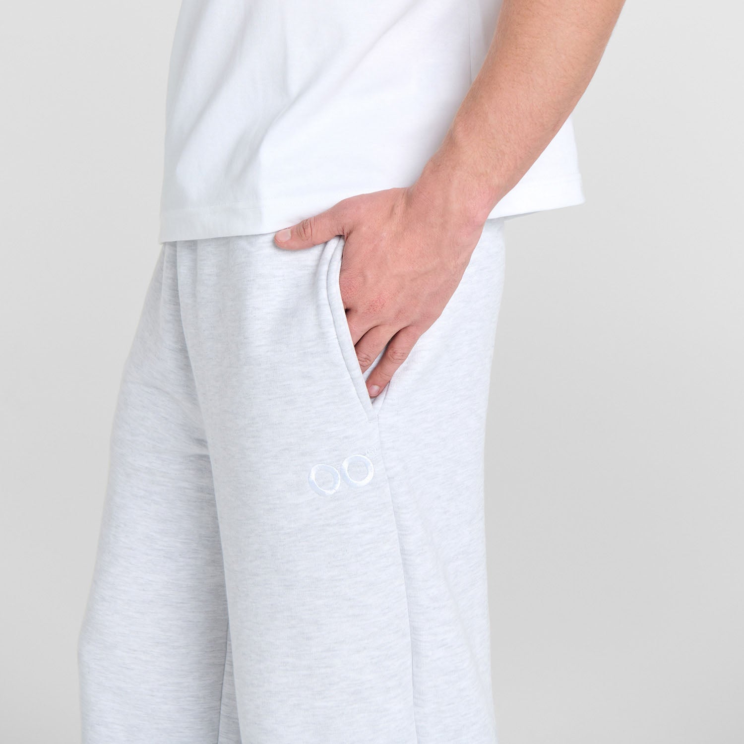 Archie is 183cm wearing a size L/XL