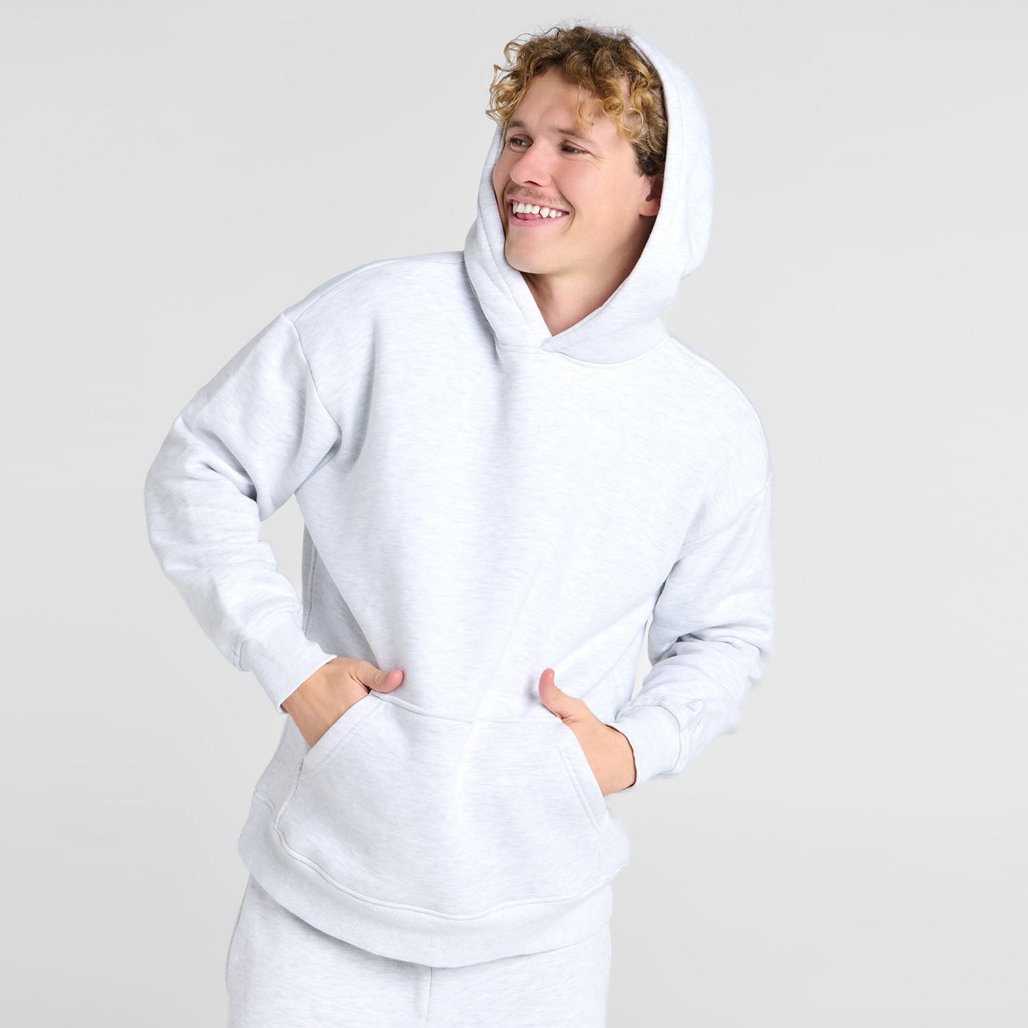 Archie is 183cm wearing a size L/XL
