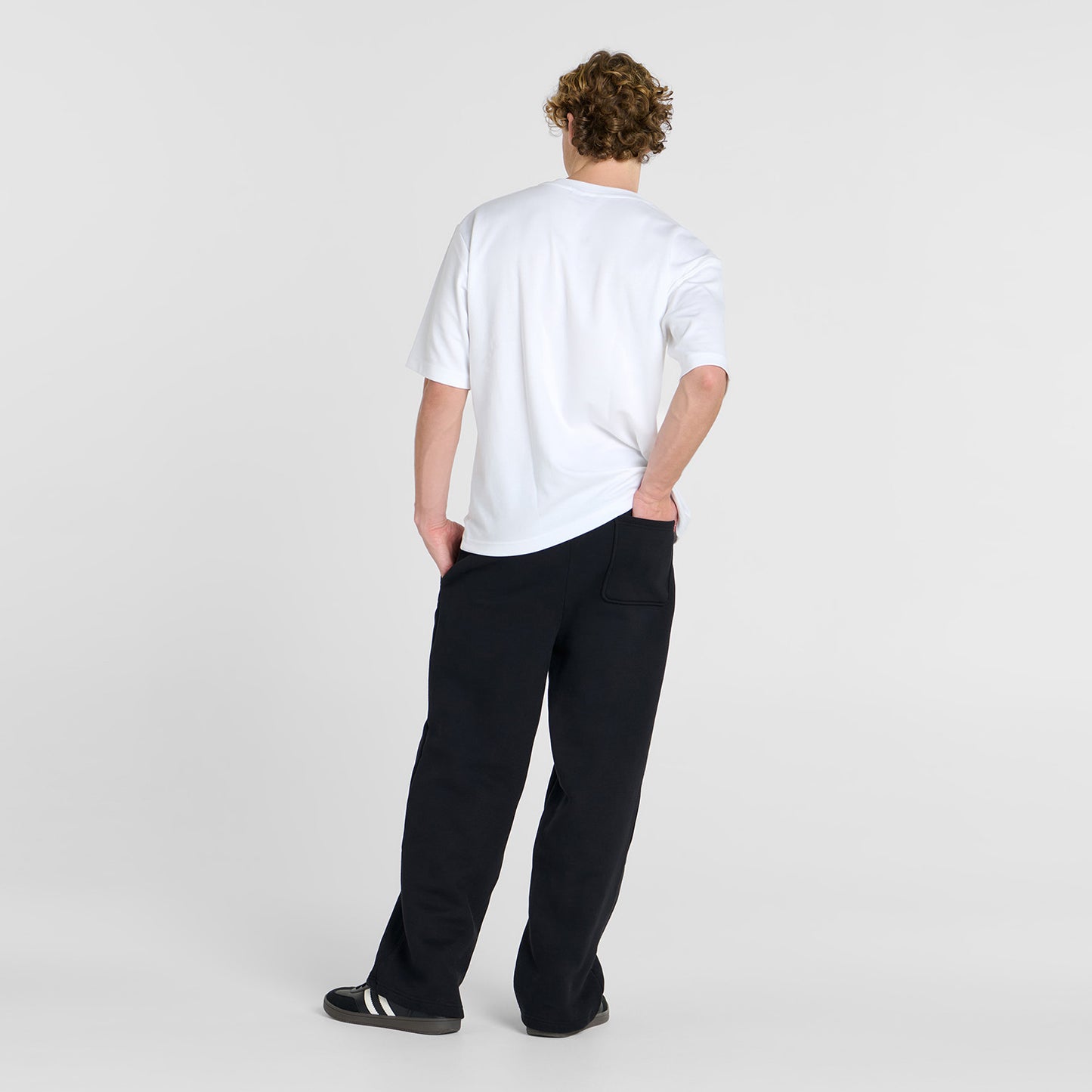 Archie is 183cm wearing a size L/XL