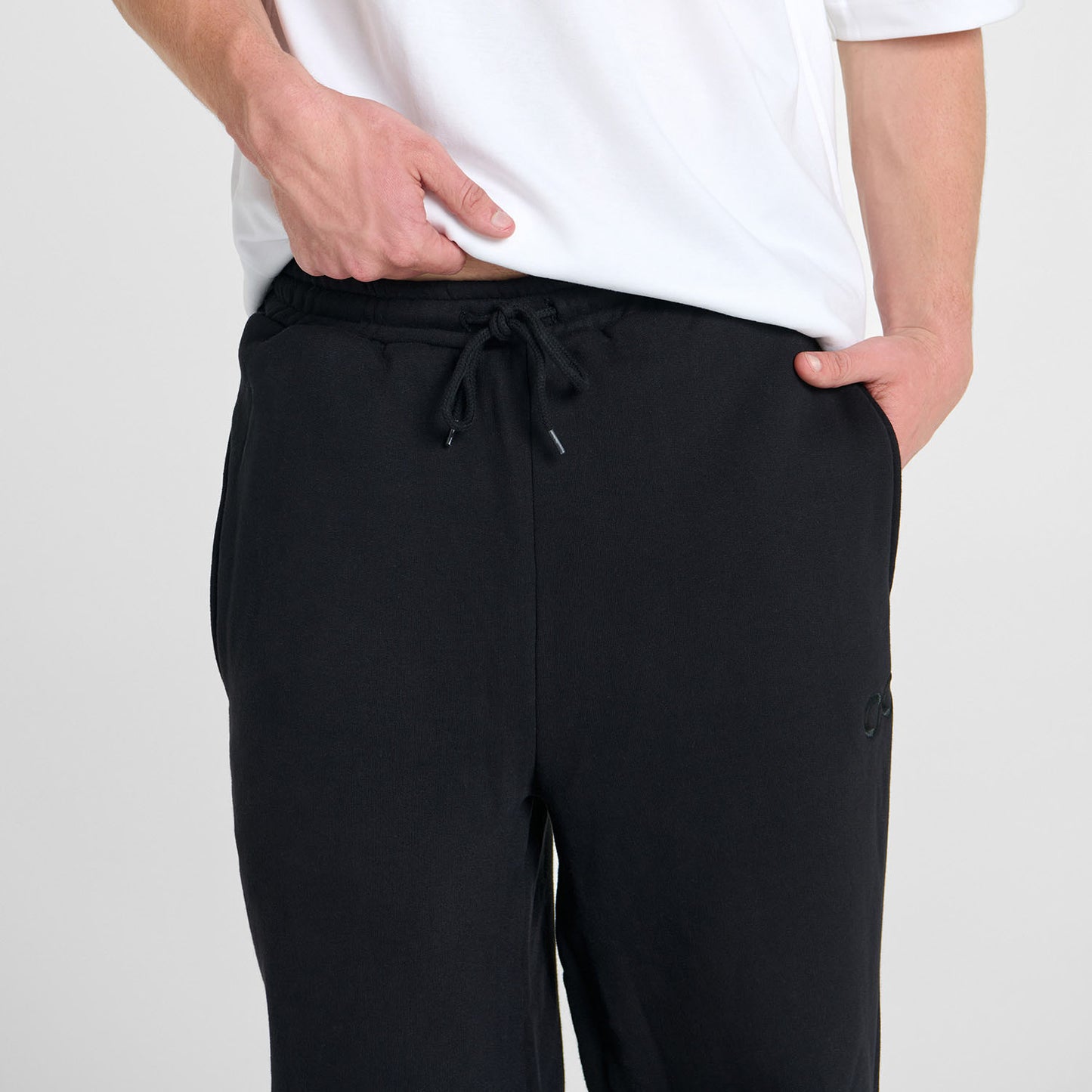 Archie is 183cm wearing a size L/XL