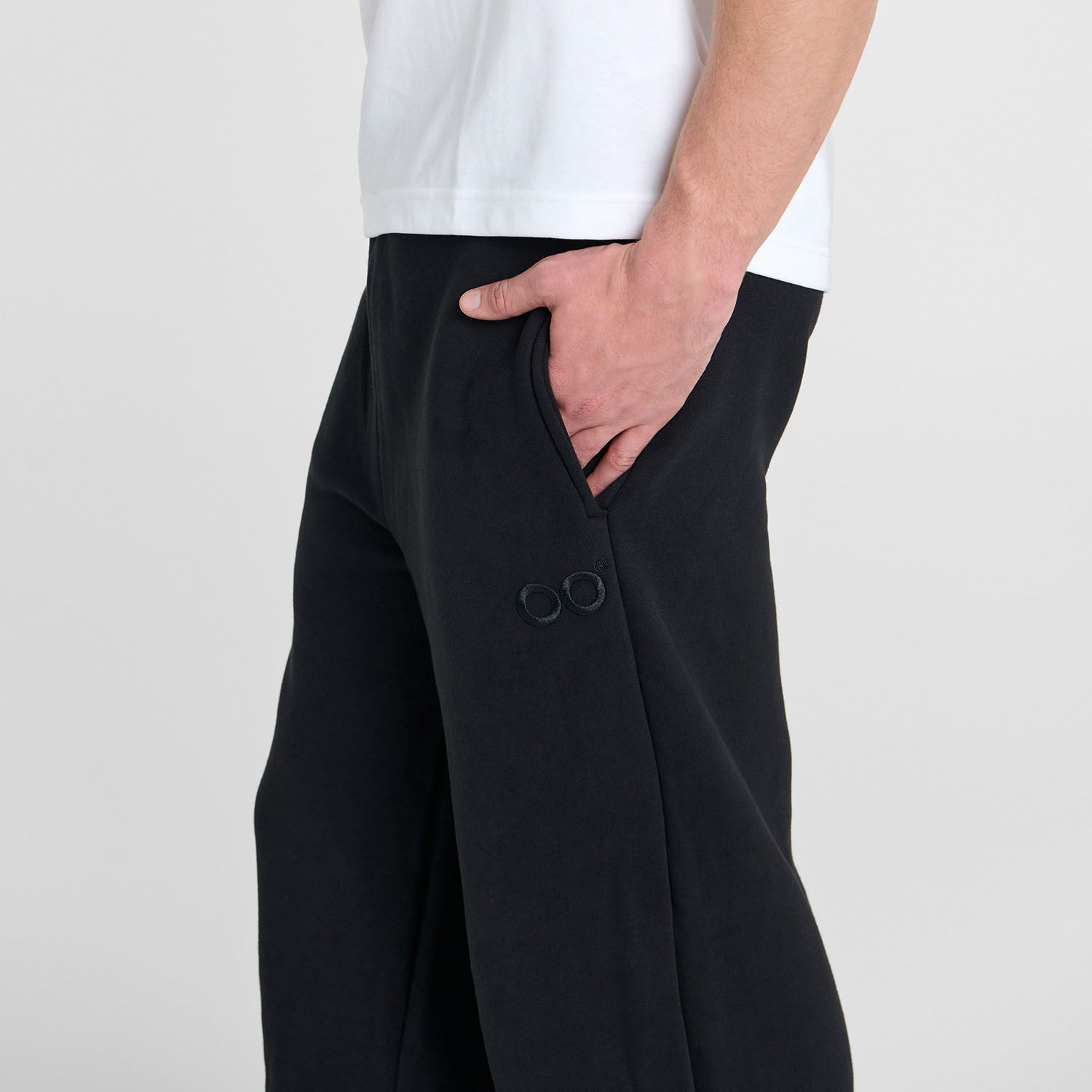 Archie is 183cm wearing a size L/XL