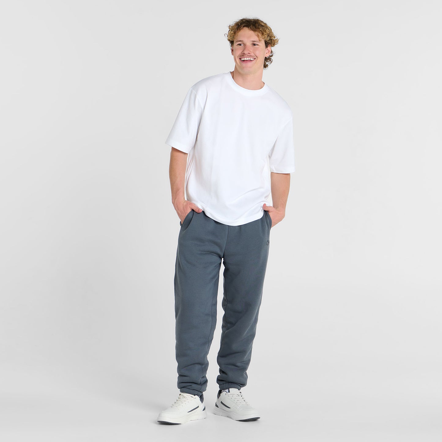 Archie is 183cm wearing a size L/XL