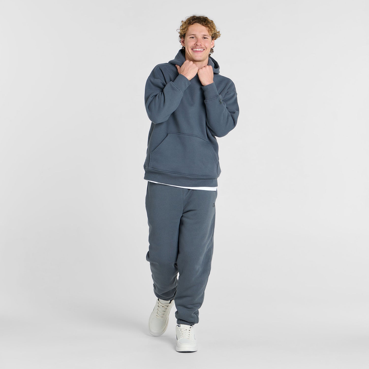 Archie is 183cm wearing a size L/XL