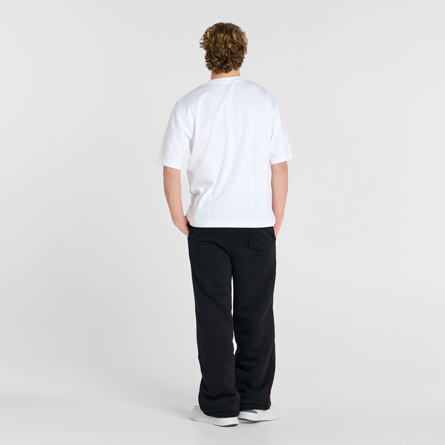 Archie is 183cm wearing a size L/XL
