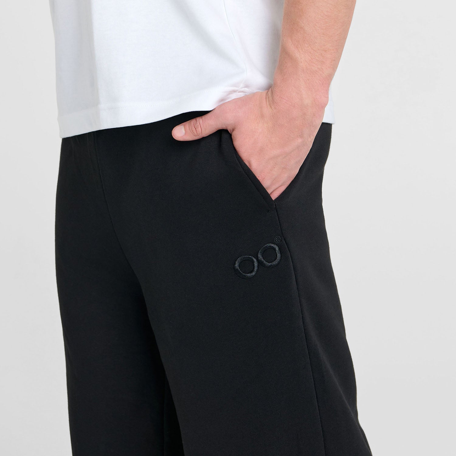 Archie is 183cm wearing a size L/XL