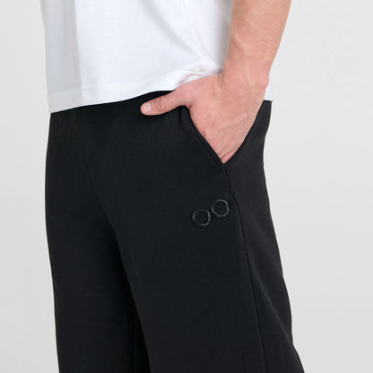 Archie is 183cm wearing a size L/XL