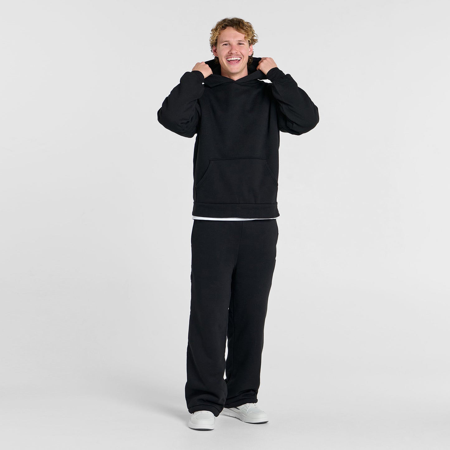 Archie is 183cm wearing a size L/XL
