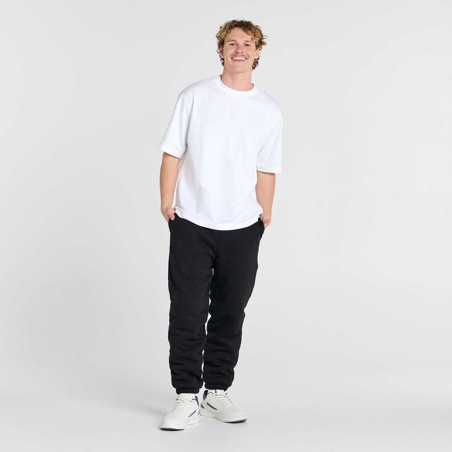 Archie is 183cm wearing a size L/XL