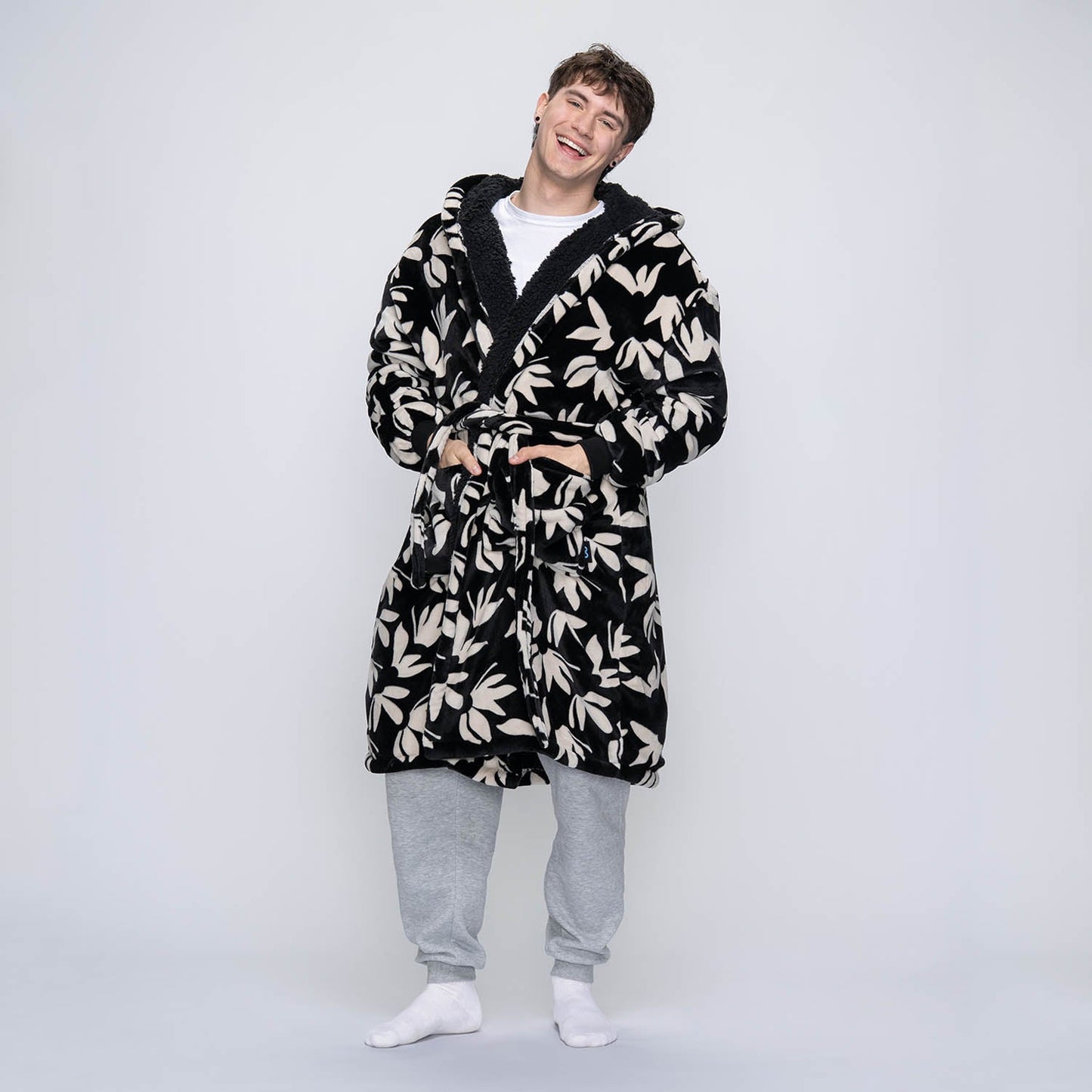 size: Connor is 183cm wearing a size L/XL