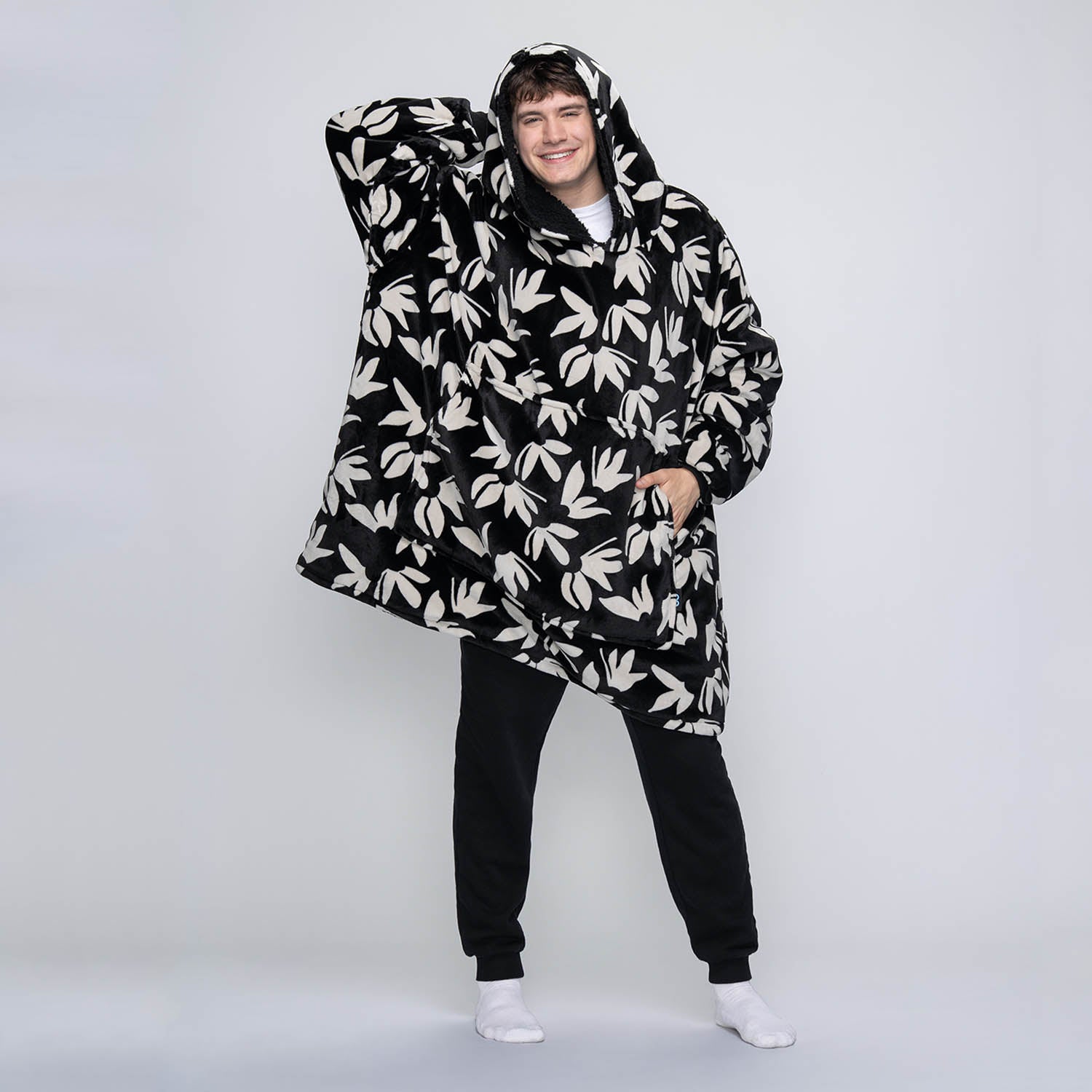 size: Connor is 183cm wearing a size OOD