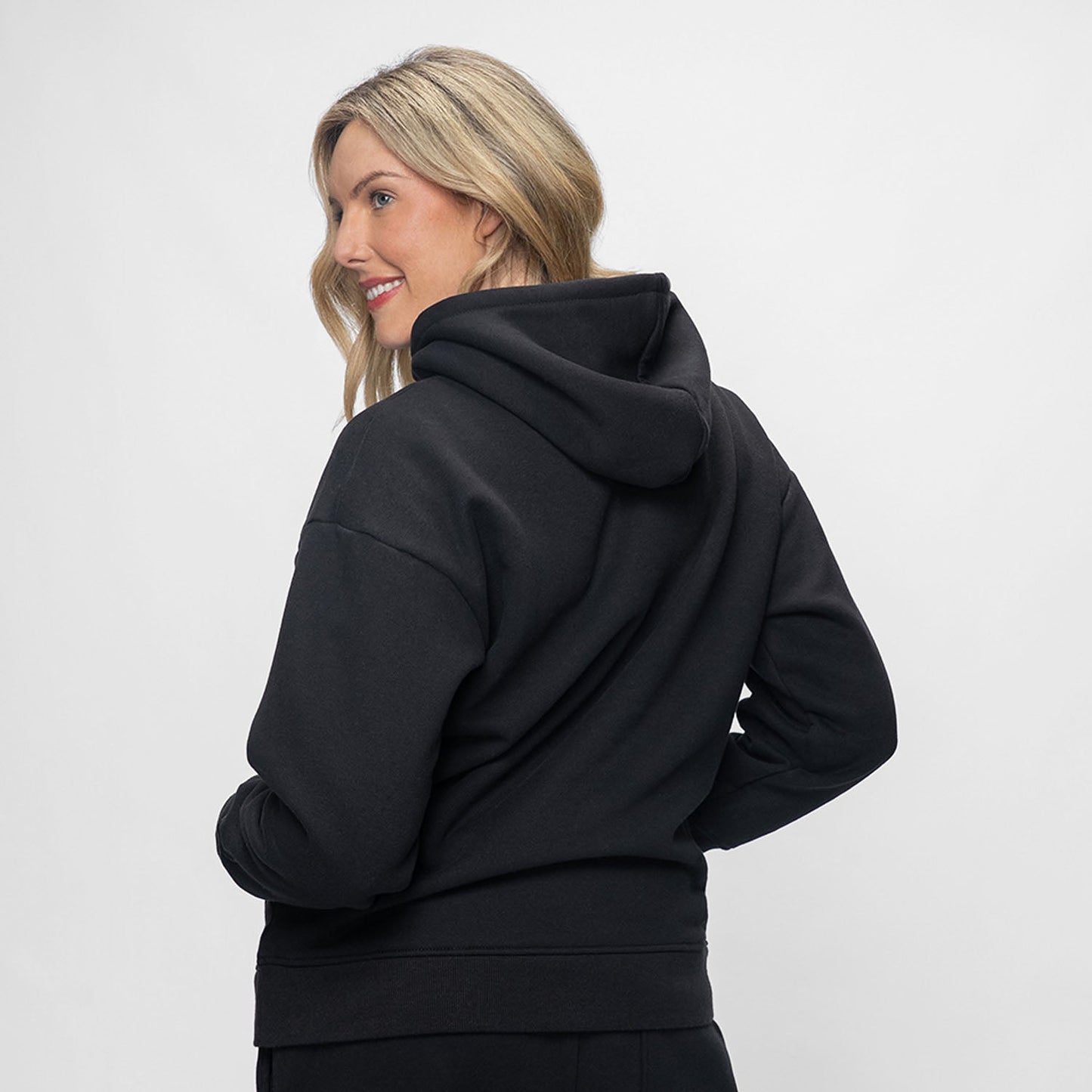 size: Victoria is 183cm wearing a size L/XL