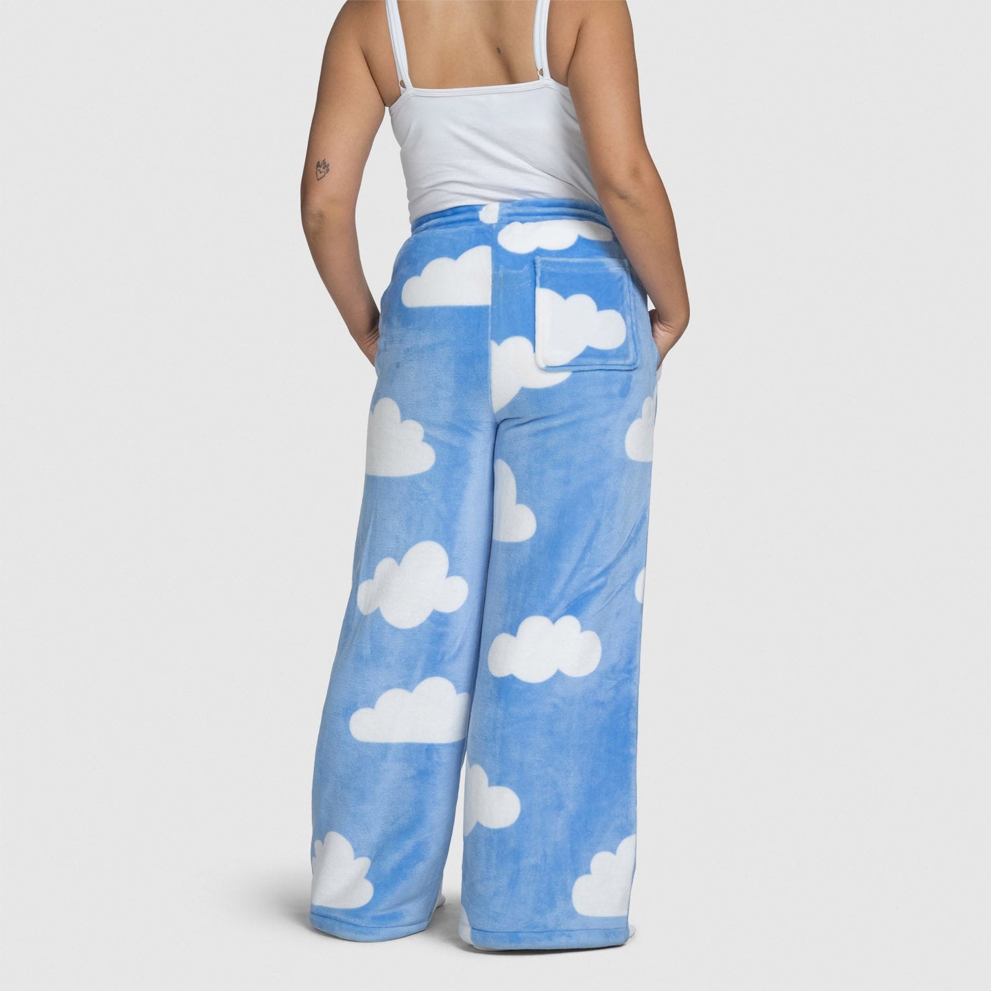 size: Mia is 170cm wearing a size S/M