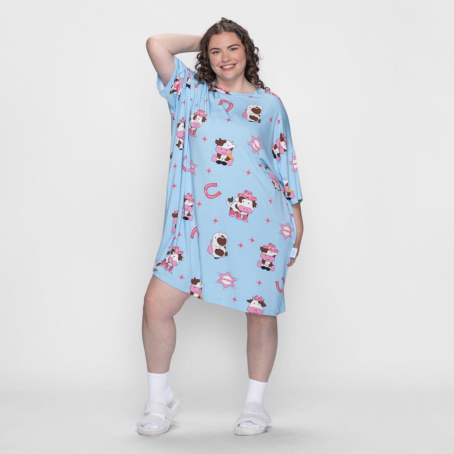 size: Finty is 5′7″ wearing a size OSFM