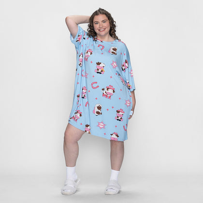 size: Finty is 5′7″ wearing a size OSFM