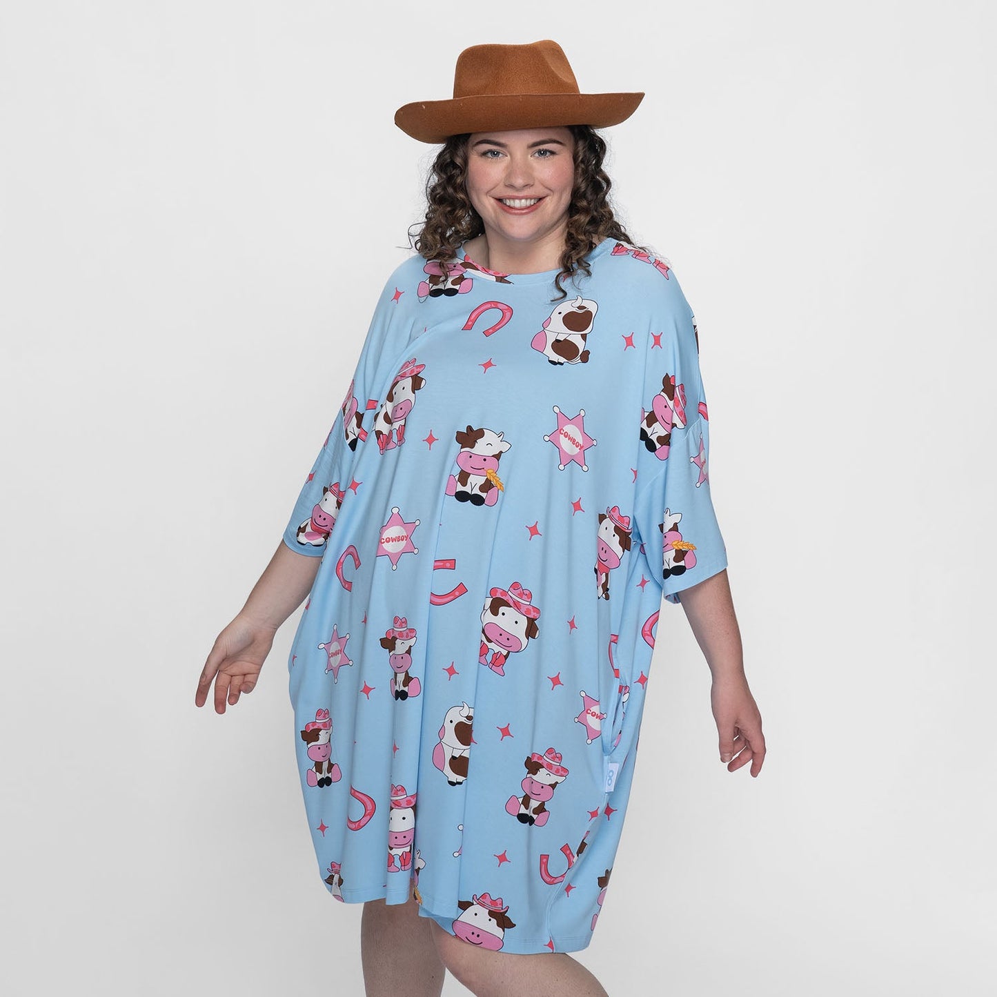 size: Finty is 5′7″ wearing a size OSFM