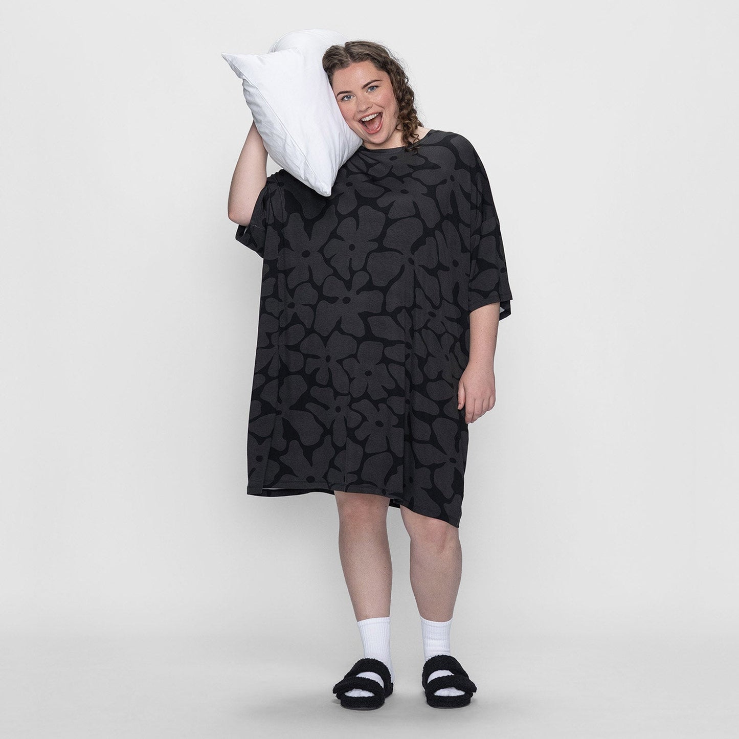 size: Finty is 5′7″ wearing a size OSFM