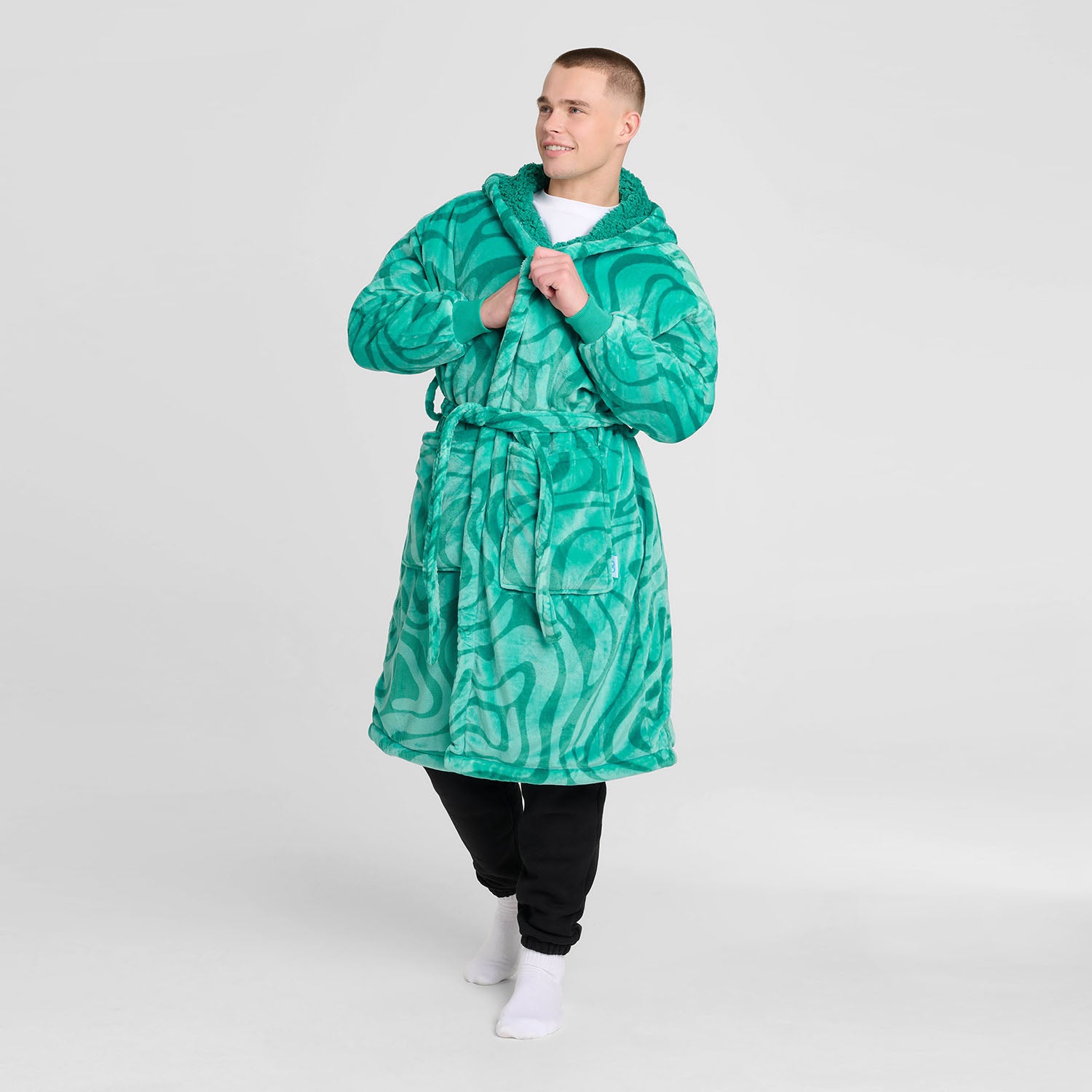 size: Riley is 182cm wearing a size L/XL