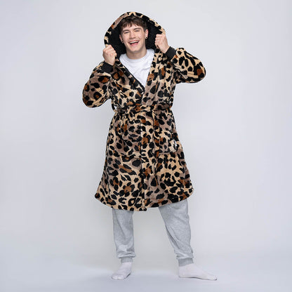 size: Connor is 183cm wearing a size L/XL