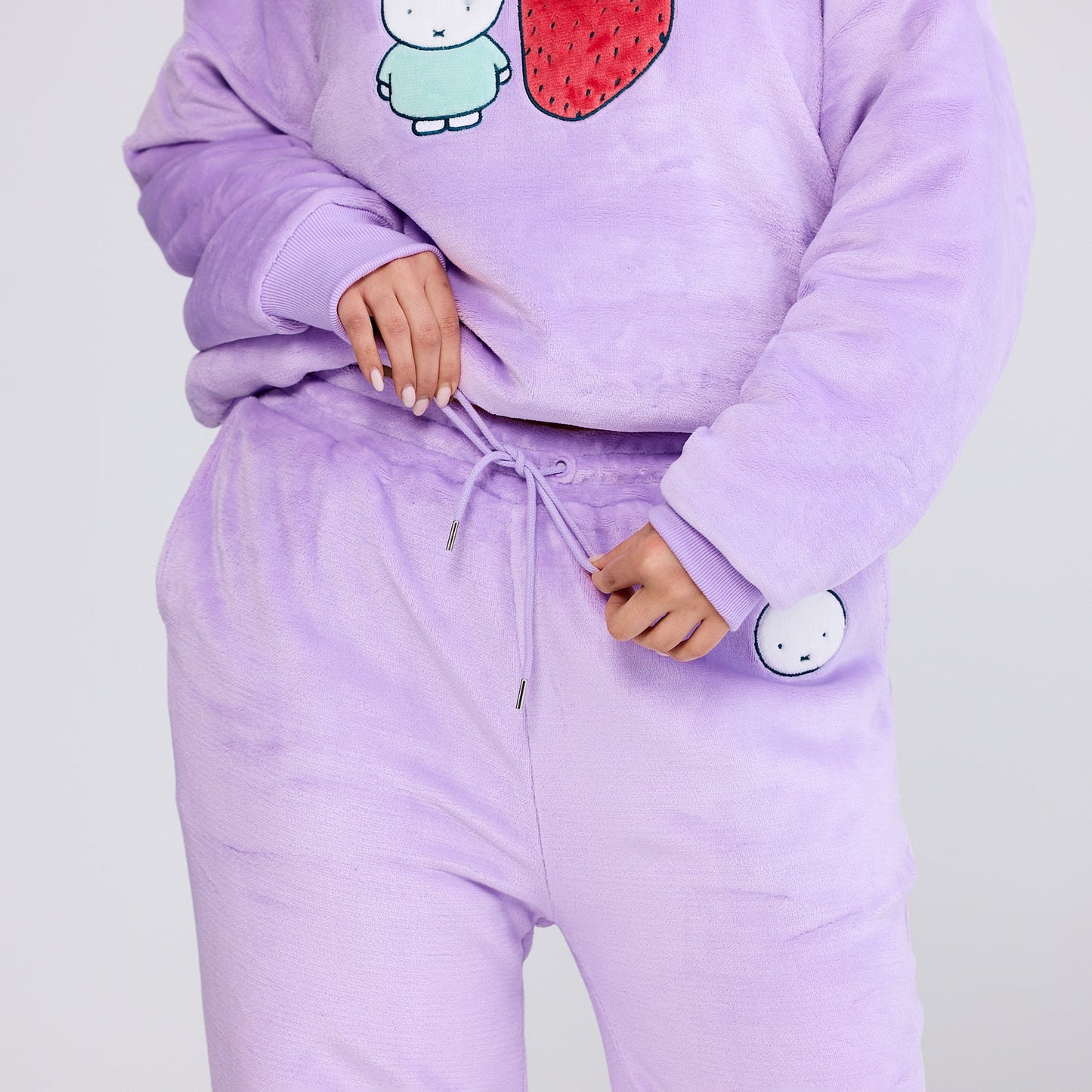 size: Serena is 180cm wearing a size L/XL