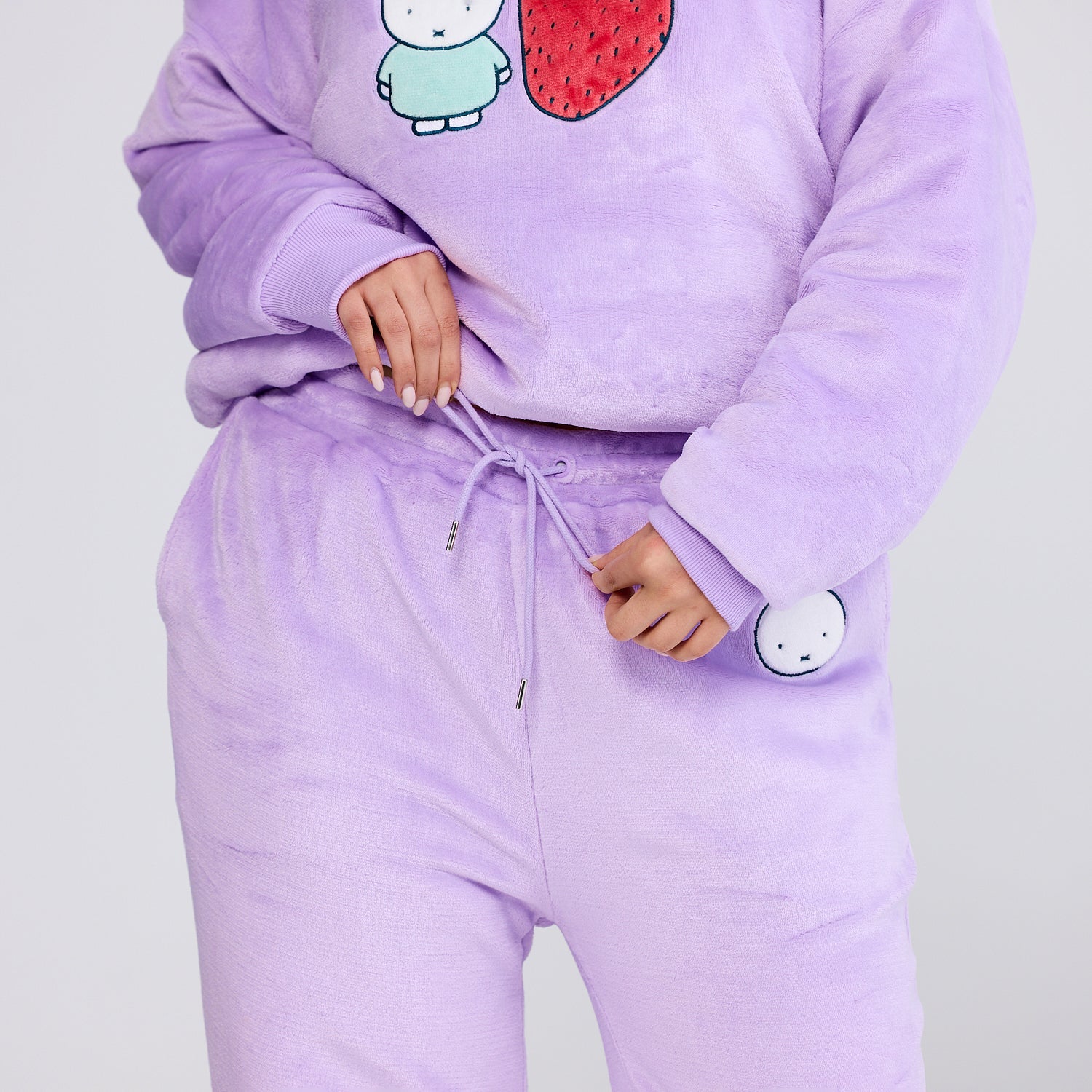 size: Serena is 180cm wearing a size L/XL