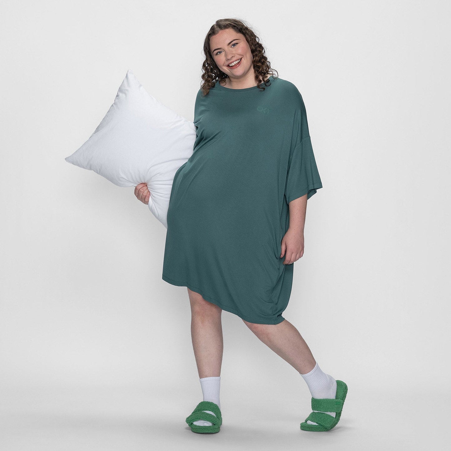 size: Finty is 5′7″ wearing a size OSFM