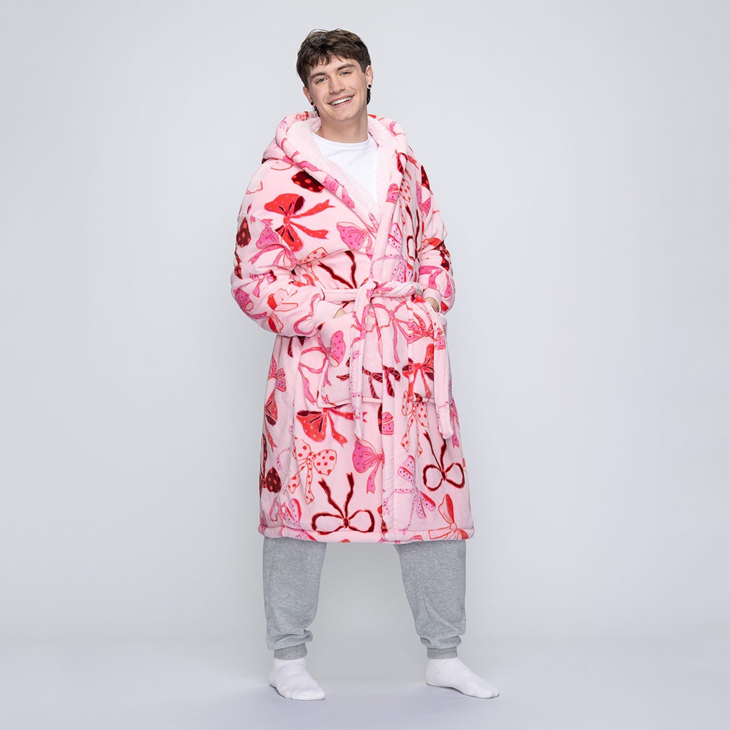 size: Connor is 183cm wearing a size L/XL