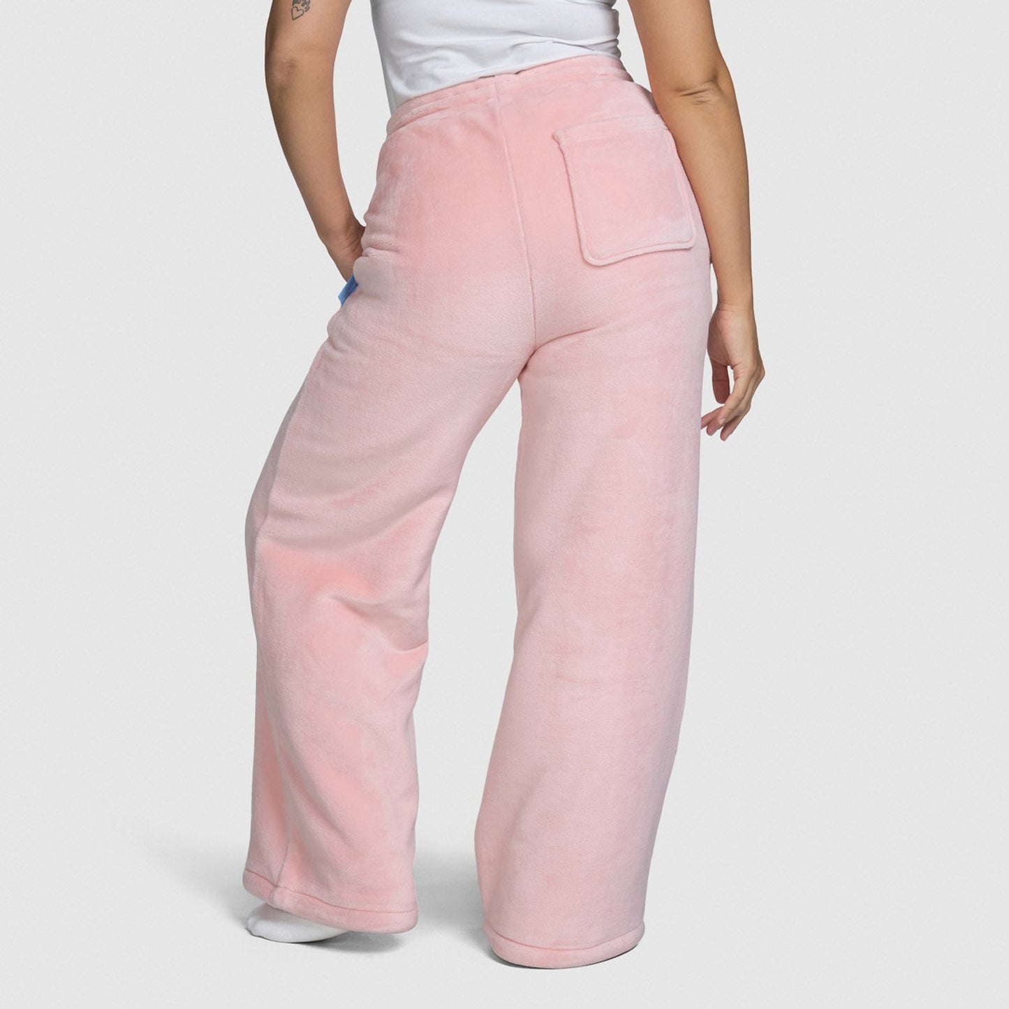 size: Mia is 170cm wearing a size S/M