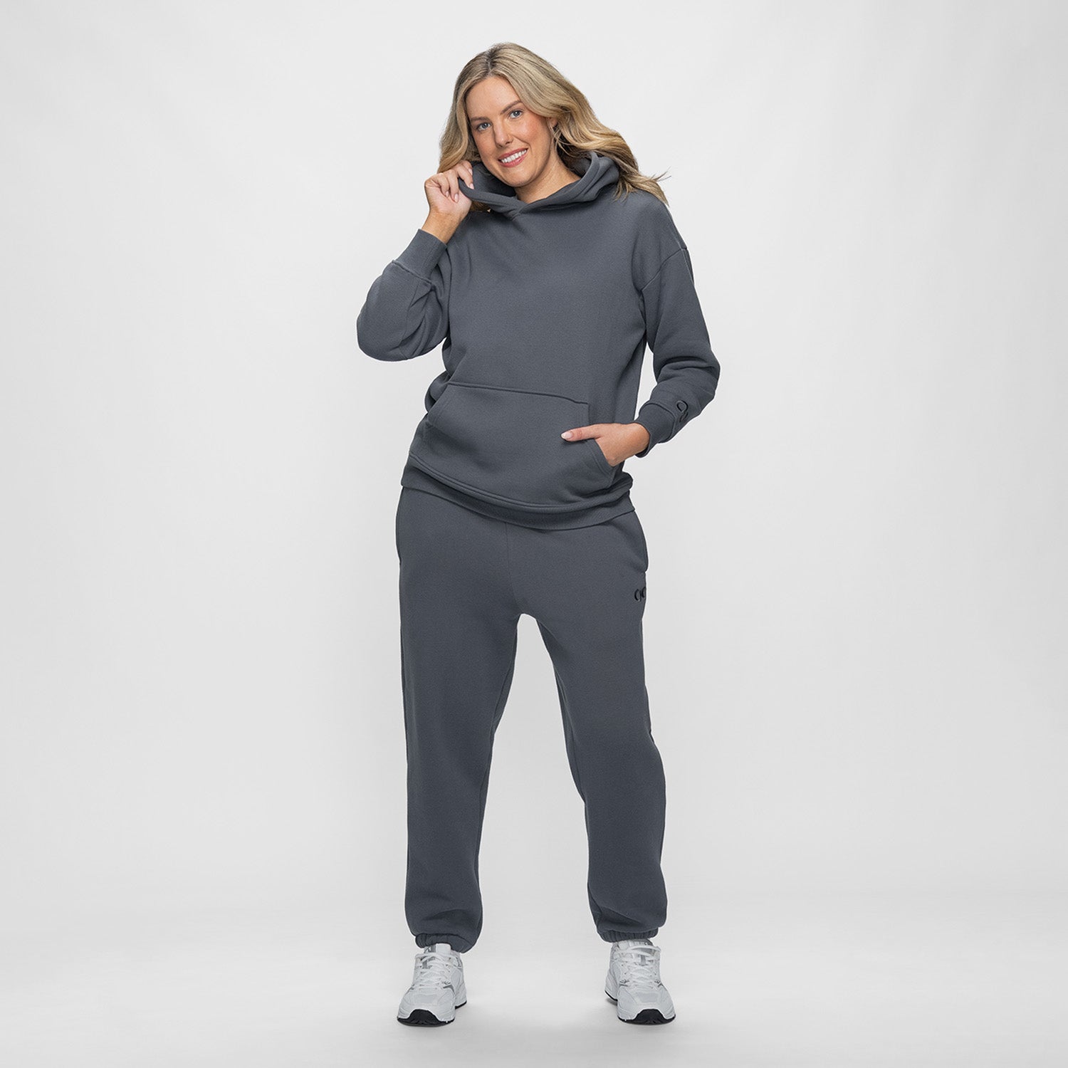 size: Victoria is 183cm wearing a size L/XL